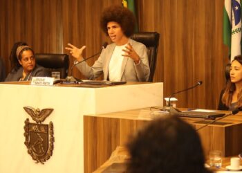 Presidente da Comissão de Igualdade Racial, deputado Renato Freitas (PT) comandou a audiência.
Créditos: Orlando Kissner/Alep