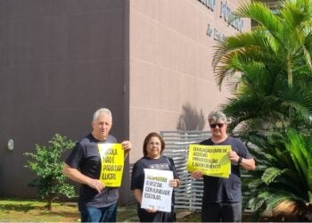Dirigentes da APP-Sindicato Foz entregam documento ao Ministério Público (MP) em Foz do Iguaçu. Foto Assessoria
