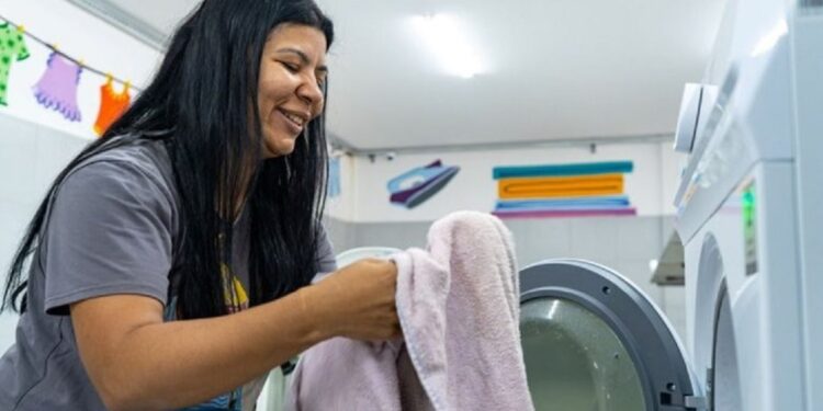 O projeto busca a divisão justa do trabalho doméstico e a participação da mulher. Homens são convidados a desconstruir o tabu: lavar roupa não é "trabalho de mulher".  Foto: Mayara Vita/MDS