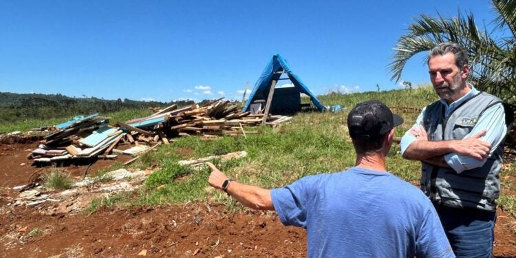 Diretor-geral brasileiro da Itaipu, Enio Verri, acompanha trabalho de reconstrução em Rio Bonito do Iguaçu. Foto: Alexandre Marchetti/Itaipu Binacional.