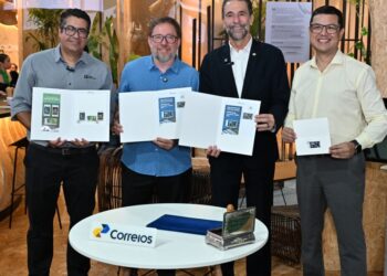 Da esquerda para direita, Alexandre Leite, Juliano Ribeiro Salgado, Enio Verri e Hilton Rogério Maia Cardoso. Foto: William Brisida/Itaipu Binacional.