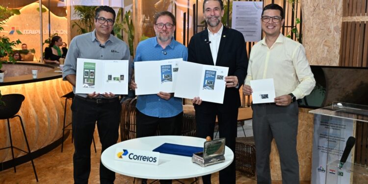 Da esquerda para direita, Alexandre Leite, Juliano Ribeiro Salgado, Enio Verri e Hilton Rogério Maia Cardoso. Foto: William Brisida/Itaipu Binacional.