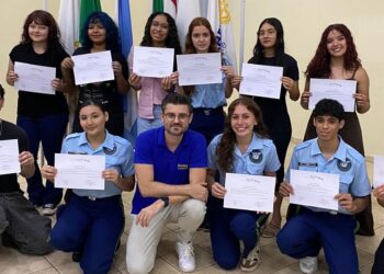Alunos premiados no concurso promovido pelo Rotary Clube Foz do Iguaçu Ponte - Foto divulgação