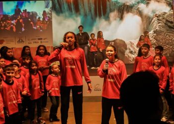 Crianças e adolescentes atendidos pela AFA, no Porto Meira, protagonizaram espetáculo em homenagem ao aniversário de Foz, em junho. (Foto AFA)