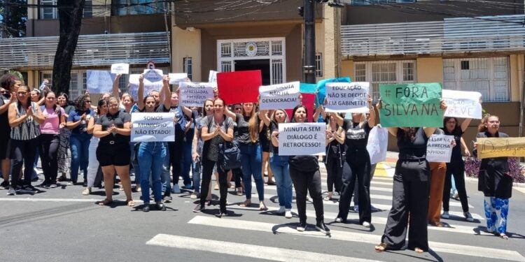 Protestam contra indicação política na secretaria e falta de participação nas decisões do ensino. Foto: Amilton Farias