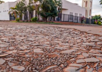 Intervenção inclui nivelamento, bacheio e orientações para moradores Foto: Municipalidad de CDE