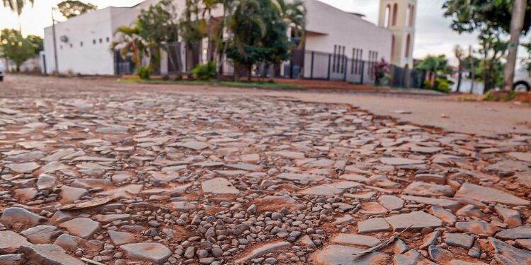 Intervenção inclui nivelamento, bacheio e orientações para moradores Foto: Municipalidad de CDE