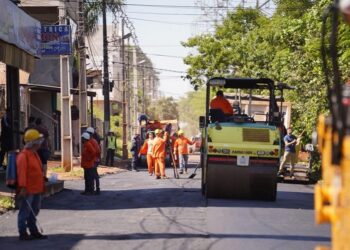 Intendente Dani Mujica acompanha obras e destaca impacto na mobilidade urbana Foto: Municipalidad de CDE