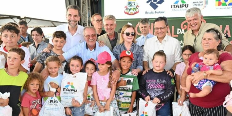 Entrega no Natal da Família em Rio Bonito do Iguaçu. Foto:
Eduardo Raicicki/Itaipu Binacional.