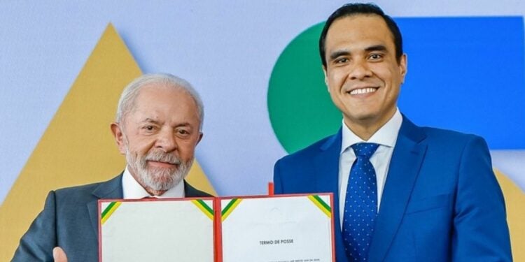 Presidente Lula e Gustavo Feliciano durante cerimônia de transmissão de cargo e posse do Ministério do Turismo - Foto: Ricardo Stuckert / PR.