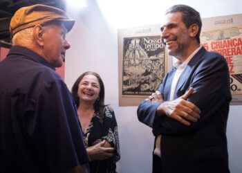 Na exposição, diretor-geral brasileiro da Itaipu, Enio Verri; professora Ivanete Schumann; e o jornalista Aluízio Palmar — foto: Roberto Lemos/Museu da Imprensa