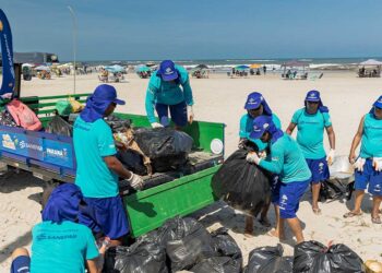 Trabalho diário no Litoral mantém média de 5,3 toneladas de resíduos retirados da areia. Foto: Sanepar
