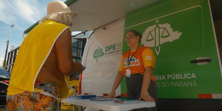 Atendimento ocorre na orla de Caiobá durante toda a temporada de verão. Foto: defensoria Pública do Paraná