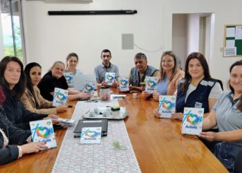 A entrega das cartilhas feitas pela Itaipu e Conselho Regional de Psicologia à Secretaria de Educação de Rio Bonito do Iguaçu. Crédito: Itaipu/Divulgação.