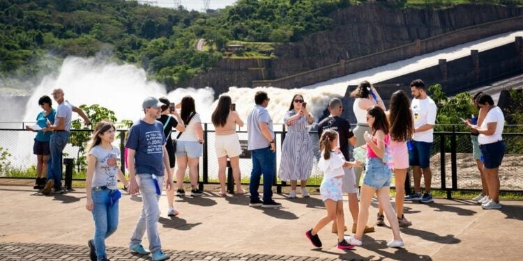 Abertura do vertedouro impulsionou as visitas. Foto: Rubens Fraulini/Itaipu Binacional.