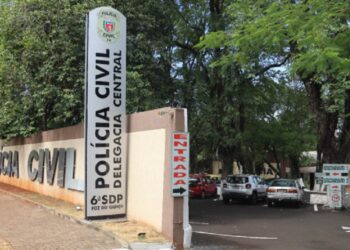 Homem foi contido por populares após agredir mulheres com socos e ofensas xenofóbicas. Foto: SESP-PARANÁ