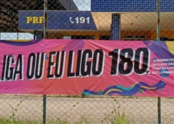 A mensagem "Se liga, ou eu ligo 180. Governo do Brasil: do lado das mulheres, contra a violência no Carnaval" está estampada nas faixas instaladas na entrada e saída de postos da PRF nas 27 capitais. Foto: Divulgação/MMulheres.