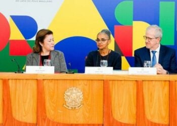 Após o término da reunião de colegiado que reúne 19 ministérios, a ministra Marina Silva e integrantes do Governo do Brasil concederam entrevista coletiva à imprensa no Palácio do Planalto. Foto: Rogério Cassimiro/MMA.