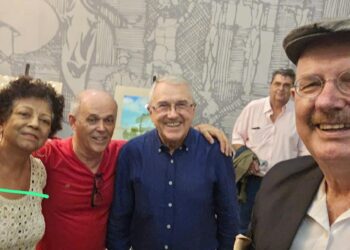 Laurentino Gomes com colegas do curso de Jornalismo da UFPR, Fernanda Castro, Jorge Bernardi e Teo Lima, durante evento da Academia Paranaense de Letras. Foto: Sinebras.