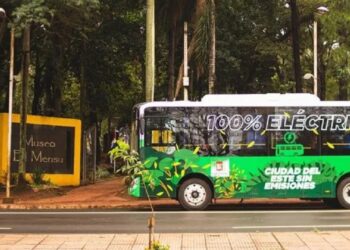 A frota de ônibus elétricos de Ciudad del Este é um marco na modernização do transporte público paraguaio. Foto: Divulgação