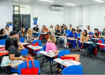 Cartilha apresentada na formação oferece exemplos práticos para o trabalho de cidadania no dia a dia escolar.
Fotos: Nádia Oliveira/Itaipu Parquetec