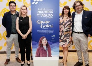 Da esquerda para a direita: André Watanabe, gerente da Divisão de Reservatórios da Itaipu; Gisele Ricobom, assistente do diretor-geral brasileiro; Roseli Benassi; e Rinaldo A. Ribeiro Filho. Foto: Dinho Mendes/Itaipu Binacional.