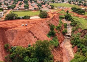 Antes e durante as obras. Fotos: Edino Krug/Itaipu Binacional.