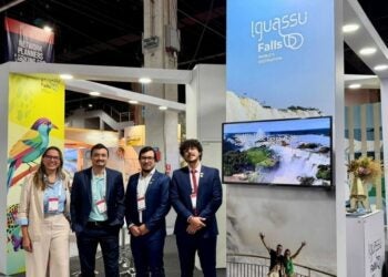 Presentes no Routes America 2026 a diretora de Pessoas da Motiva, Graziella Maso; secretário de Turismo de Foz do Iguaçu, Jin Petrycoski; líder de Transporte Aéreo da Embratur, Maurício Mascarenhas e o Analista de Transportes Aéreos, Gabriel Rangel. Foto: Divulgação.