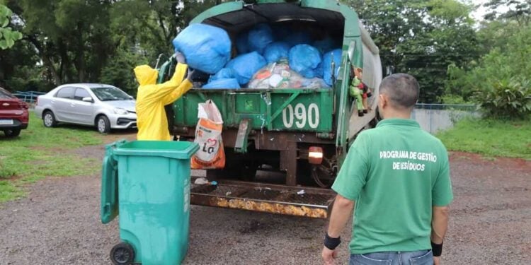 Moradores relatam falhas na coleta. Foto: Christian Rizzi/CMFI