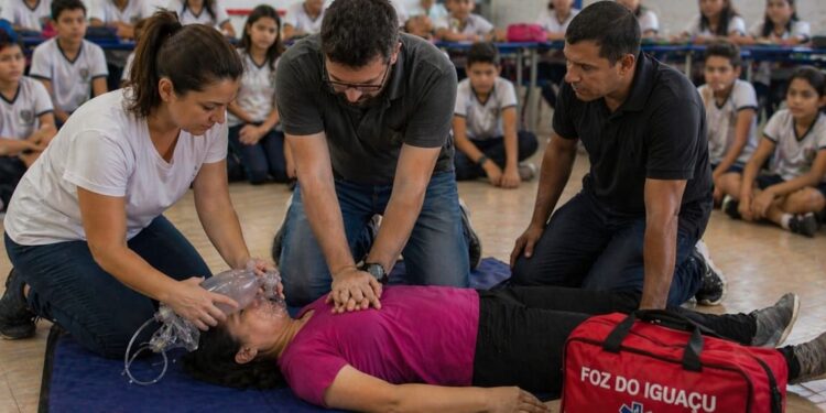 Lei exige treinamento de primeiros socorros para profissionais da educação. Foto: Inteligência Artificial/CMFI.