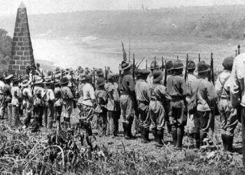 Integrantes da Coluna Prestes no Marco das Três Fronteiras em Foz do Iguaçu — Foto: Reprodução Cedoc