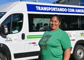 A presidente da Apae de Alto Paraná, Tatiana Aparecida dos Santos, celebrou a entrega da van que será utilizada no transporte dos alunos atendidos pela instituição. Foto: William Brisida/Itaipu Binacional.