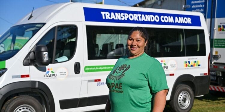 A presidente da Apae de Alto Paraná, Tatiana Aparecida dos Santos, celebrou a entrega da van que será utilizada no transporte dos alunos atendidos pela instituição. Foto: William Brisida/Itaipu Binacional.