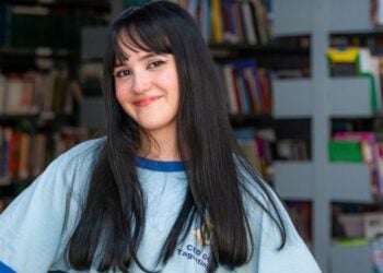 A aluna Láiza Castro, de 17 anos, estuda em uma escola da rede pública de Brasília (DF) e almeja que seu interesse por geopolítica e o aprendizado de francês, aliados ao Pé-de-Meia, facilitem seu ingresso no curso de Relações Internacionais. Foto: Diego Campos/Secom-PR.