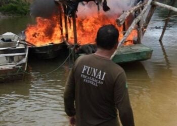 Embarcações usadas por garimpeiros são inutilizadas por forças de segurança na região do Baixo Catrimani, na Terra Indígena Yanomami. Foto: Bruno Mancinelle/Casa de Governo.