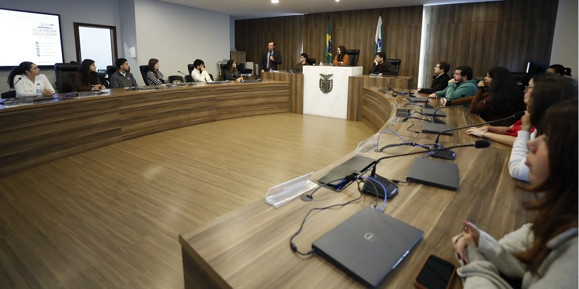 Ciclo de palestras aproxima universitários do Parlamento paranaense