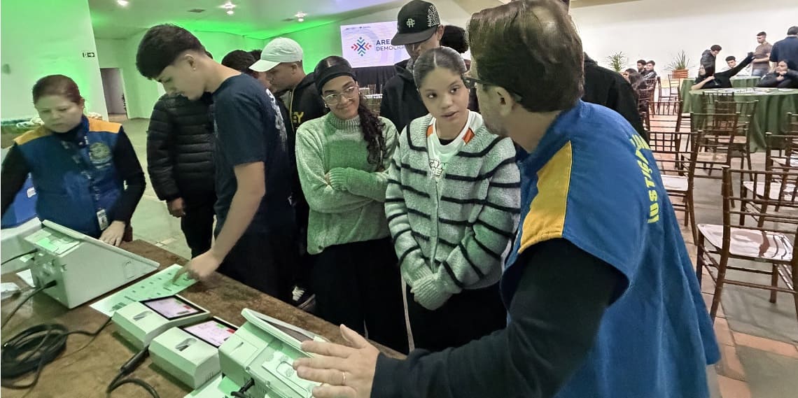 Urna eletrônica aproxima jovens da política durante a Expoingá