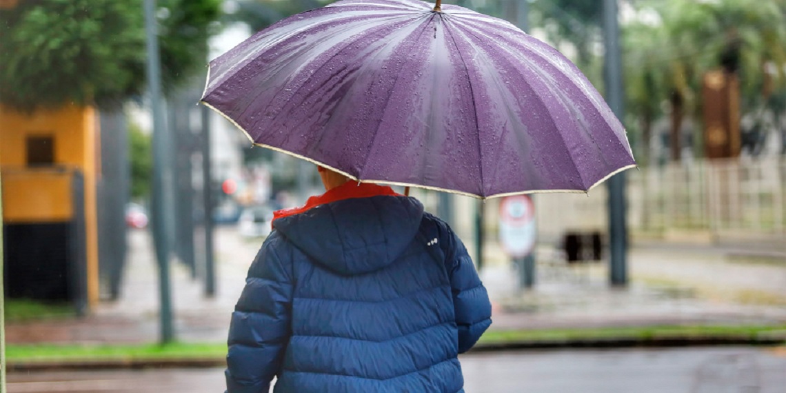 Frente fria muda o tempo no Paraná e aumenta risco de temporais
