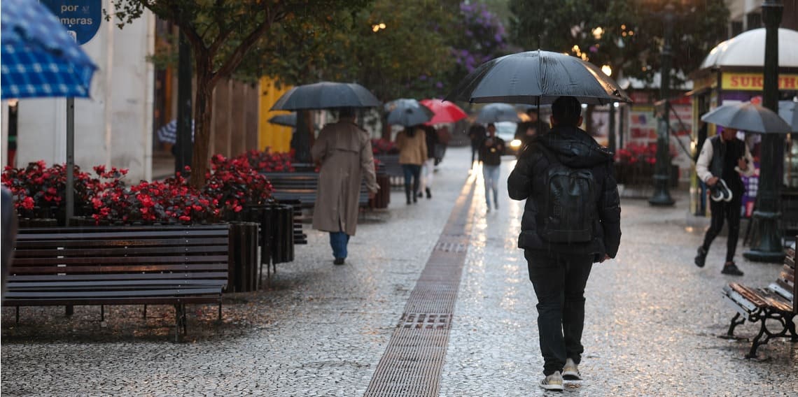 Paraná terá fim de semana de frio, chuva persistente e alerta para mar agitado