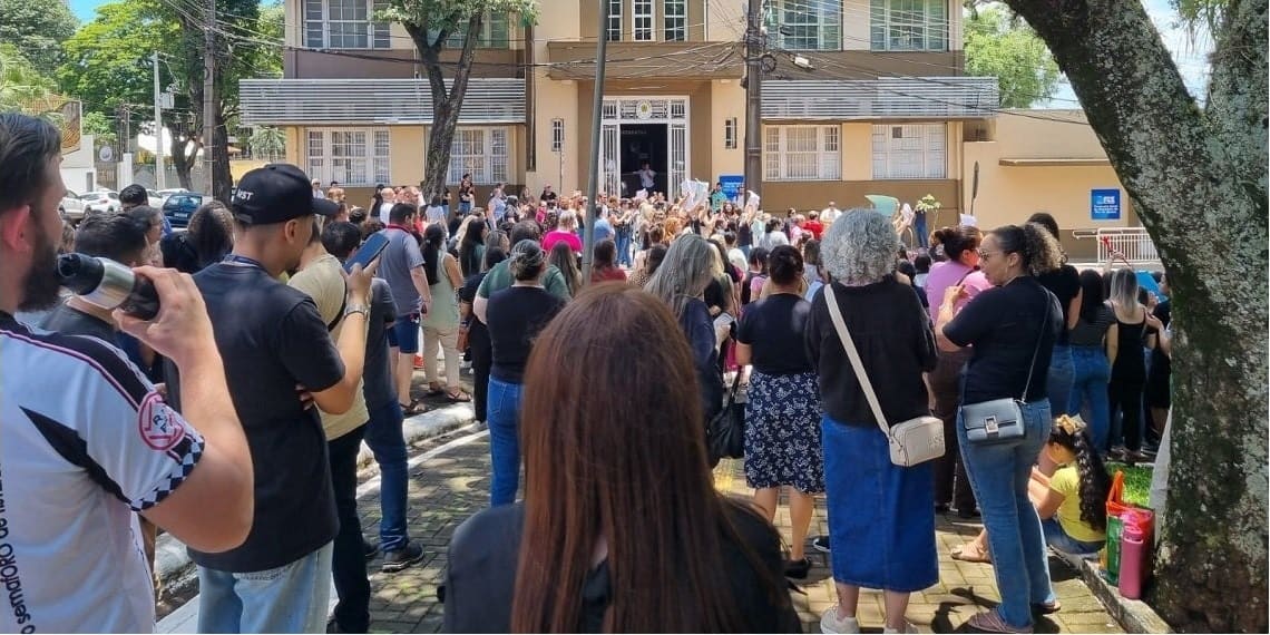 “Tudo posso naquele que parcela”: o funcionalismo de Foz entre a inflação, o desgaste e a política da austeridade
