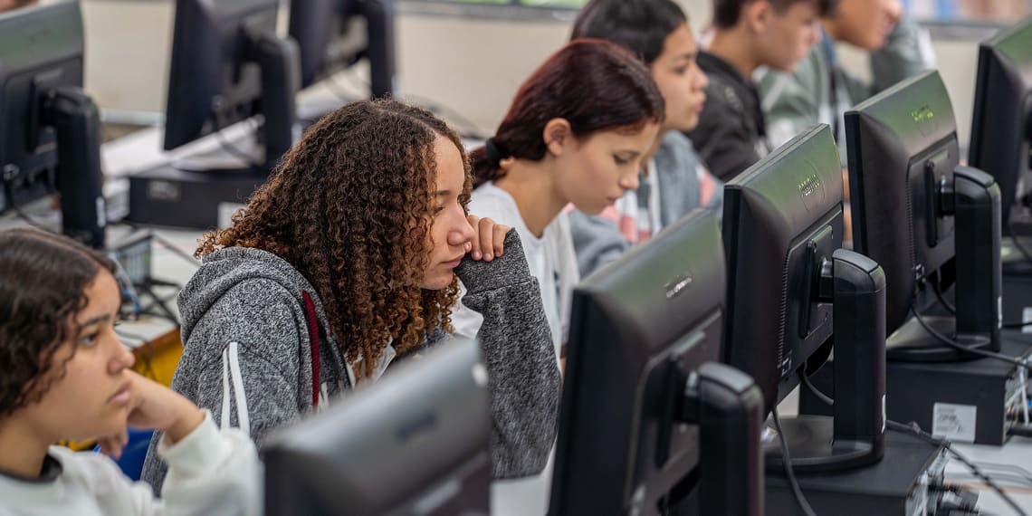 Estudantes da rede pública terão inscrição automática no Enem 2026.