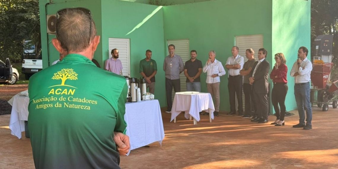 Itaipu entrega caminhão e reforça coleta seletiva em Marechal Rondon