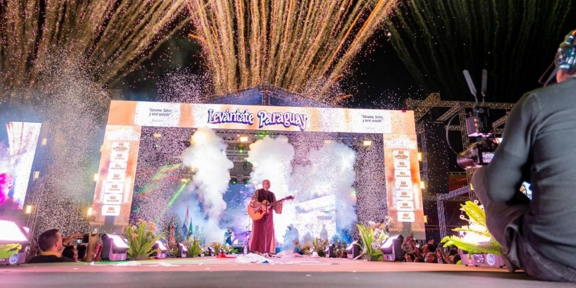 Frei Gilson reúne mais de 30 mil pessoas em Ciudad del Este