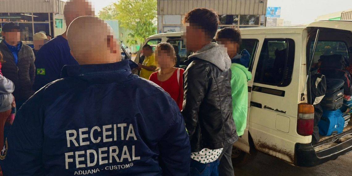 Receita Federal fiscaliza van com adolescentes na fronteira