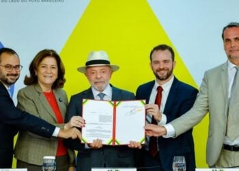 Presidente Lula assinou nesta segunda (4/5) a Medida Provisória do Novo Desenrola Brasil. A medida promove a reorganização financeira de milhões de brasileiros e a ampliação do acesso ao crédito em melhores condições. Foto: Ricardo Stuckert / PR.