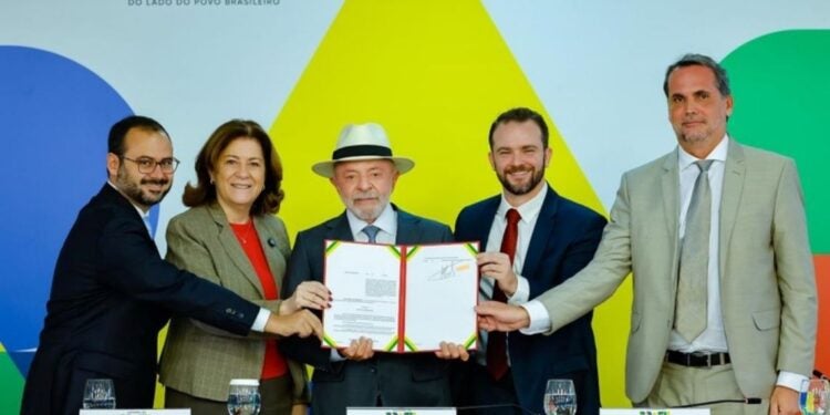 Presidente Lula assinou nesta segunda (4/5) a Medida Provisória do Novo Desenrola Brasil. A medida promove a reorganização financeira de milhões de brasileiros e a ampliação do acesso ao crédito em melhores condições. Foto: Ricardo Stuckert / PR.