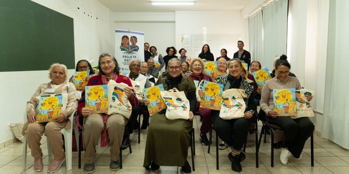 Idosos recebem materiais para alfabetização em Foz