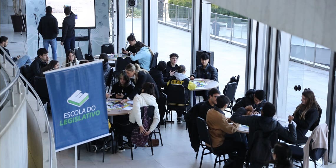 Estudantes vivenciam eleições e aprendem sobre cidadania no Paraná