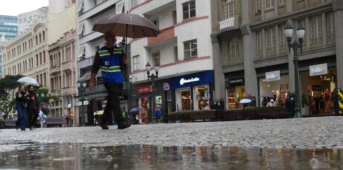 Chuva volta ao Paraná neste fim de semana