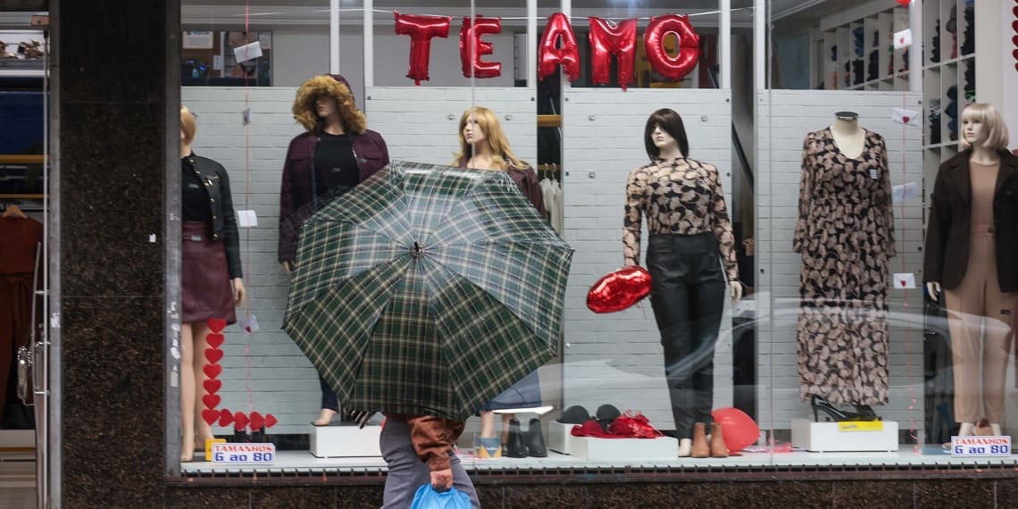 Dia dos Namorados exige atenção na compra de presentes